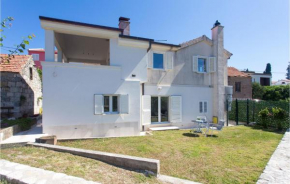 Beautiful Apartment In Podgrade With Jacuzzi